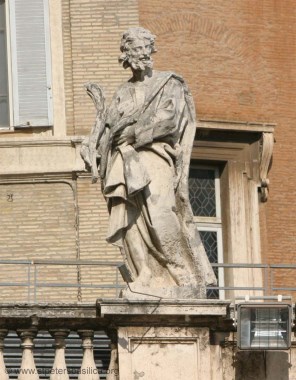성 루포_by Matteo Tomassini_on the colonnade of the Square of St Peter in Vatican City.jpg